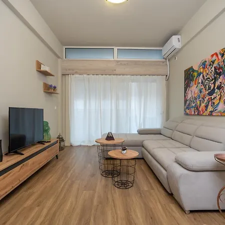 Deluxe Wood Harmony Apt Downtown *