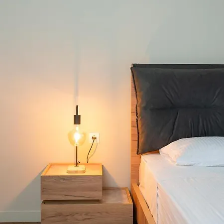 Deluxe Wood Harmony Apt Downtown