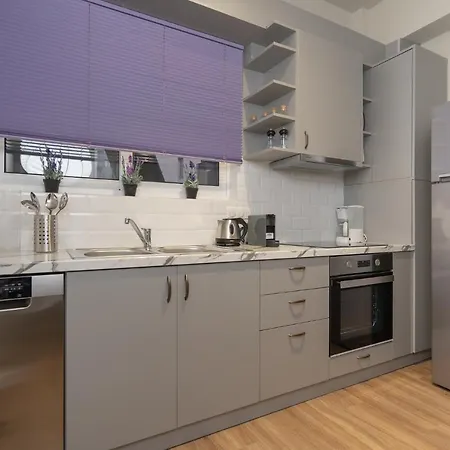 Deluxe Wood Harmony Apt Downtown Apartment